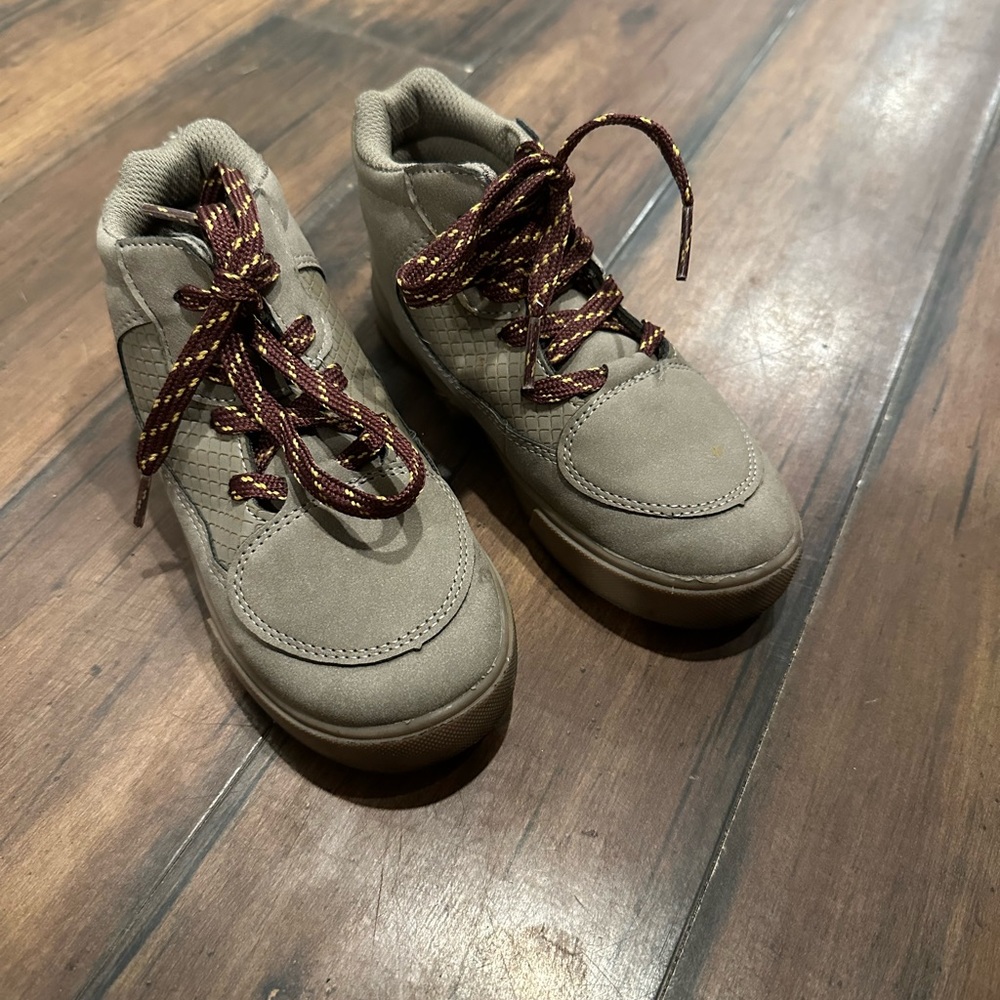 Oshkosh boys shoes